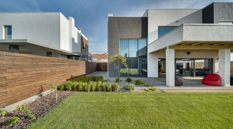 Image of a very modern, boxy looking home surrounded by similar luxury homes to support box houses article