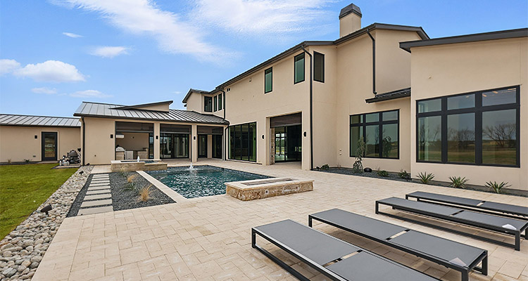 4527 N Lindhurst Ave outdoor shot showing pool