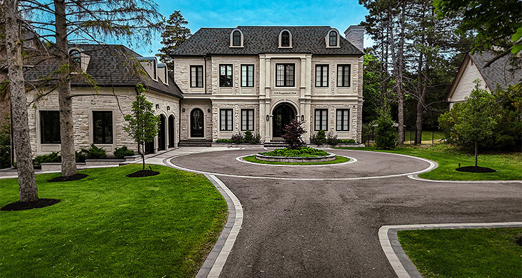custom-built home located at 182 Hillsview Drive in Richmond Hill, Ontario, Canada