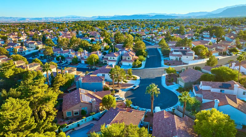 Aerial view of a luxury estate in Florida, favored by foreign buyers investing in US real estate